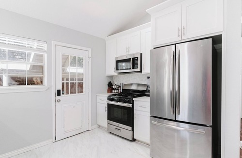 Old East Dallas House | Charming Modern 4BR Home - Lux - Backyard.