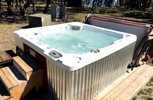 Mountain Home Cabin | Charming Pet-Friendly Hill Country Cabin with Dark-Sky Stargazing near Mountain Home, Texas