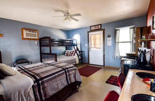 Mountain Home House | Charming Pet-Friendly Hill Country Cabin with Dark-Sky Stargazing near Mountain Home, Texas