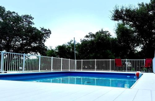 Mountain Home House | Charming Pet-Friendly Hill Country Cabin with Dark-Sky Stargazing near Mountain Home, Texas