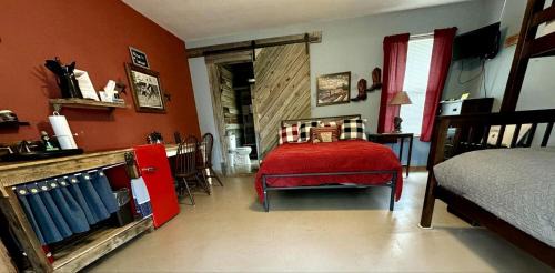Mountain Home House | Charming Pet-Friendly Hill Country Cabin with Dark-Sky Stargazing near Mountain Home, Texas
