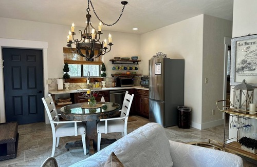 Stevensville Cottage | Charming private 1bdrm New pet friendly Cottage nestled in Stevensville/5 acres
