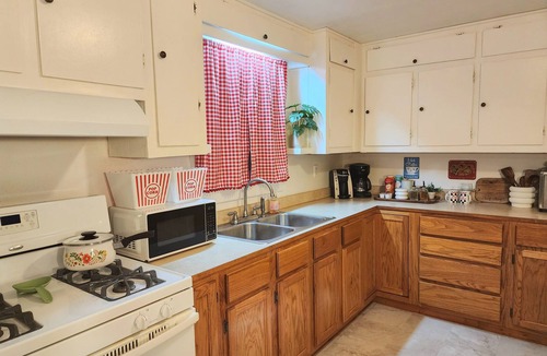 Mena House | Charming Retro 2-bedroom house with AC, Fully Stocked Kitchen, Firepit, Laundry