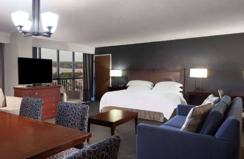 Nassau Bay Hotel | Charming room near NASA featuring striking lake vistas and nearby activities