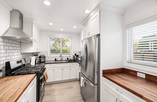 Millbrae House | Charming Sky Cove: SFO Haven