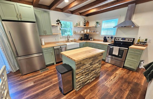 Confluence House | Charming, streamside, 3-bedroom country house in Confluence!
