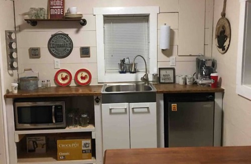 Medina Cottage | Charming Tiny Home & Hot Tub, Medina
