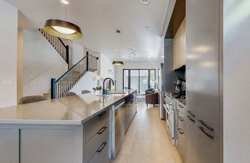 Highland House | Charming townhouse with W/D and enclosed backyard