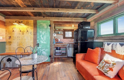 Lampasas Cabin | Charming Treehouse Stay Near Lake & Stargazing