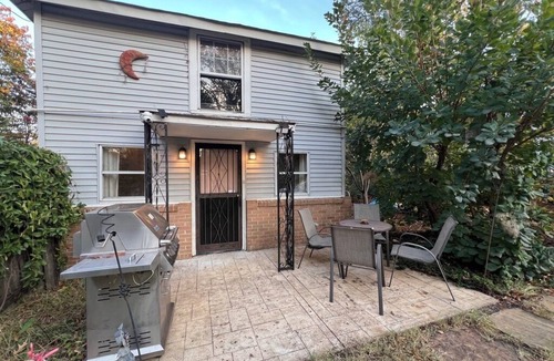 Central Gardens House | Charming two bedroom Central Gardens carriage house in amazing Memphis