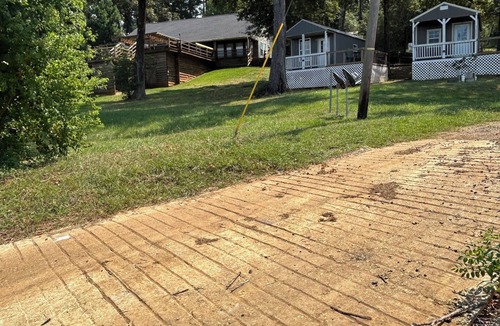 Negreet Cabin | Charming waterfront 1-bedroom cabin next to boat launch and swimming area!