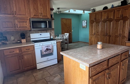 Weskan House | Charolais Chateau-Quiet country home close to town.