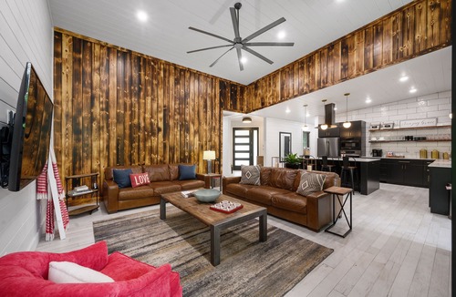 Hochatown Cabin | Charred Pines: sleek and ultra MODERN -Sleeps 12!
