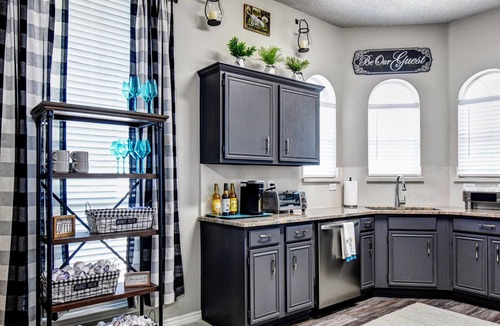 Rockwall House | Cheerful 3-bed room residential home with pool
