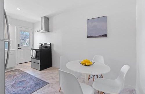 Clarksville House | Chic 2BR Highland Retreat Near UT and Downtown, Free Parking by Austin Vacay
