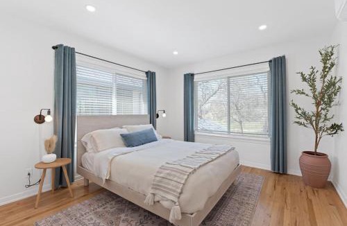Clarksville House | Chic 2BR Highland Retreat Near UT and Downtown, Free Parking by Austin Vacay