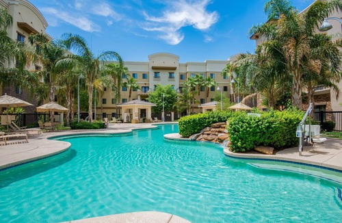 Glendale Sports and Entertainment District Apartment | Chic 2BR Suite w/3 Beds | Free Breakfast + Pool
