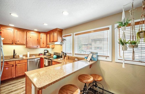 Intermountain Condo | Chic 3-Level Condo w/Private Deck, Hot Tub & BBQ