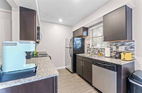 Riverside Apartment | Chic Comfy King Bed 2BR Suite, 5 Min to DT w/pool