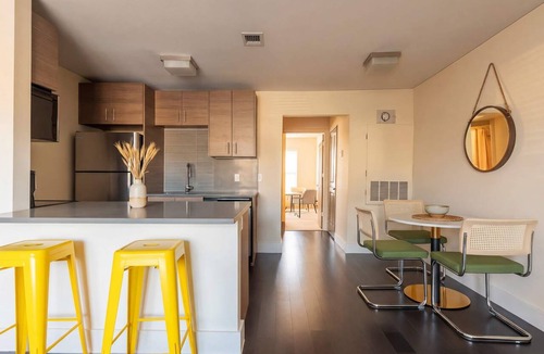 Riverside Apartment | Chic King 1BR Downtown Access, Pool, Parking & Gym