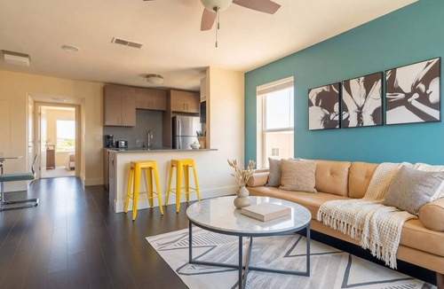 Riverside Apartment | Chic King 1BR Downtown Access, Pool, Parking & Gym