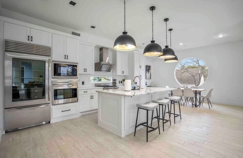 Greenway Plaza-Upper Kirby House | Chic upscale condo in the heart of Houston