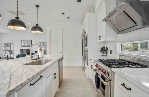 Greenway Plaza-Upper Kirby House | Chic upscale condo in the heart of Houston