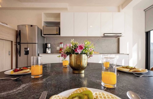 Lafayette Apartment | City-view studio w/kitchen & workspace