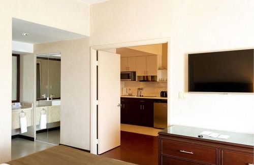 Zona 10 Hotel | Clarion Suites Guatemala City