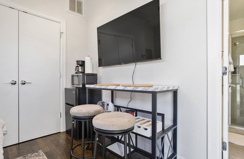 East Downtown Houston Apartment | Clay Studio in the heart of EADO