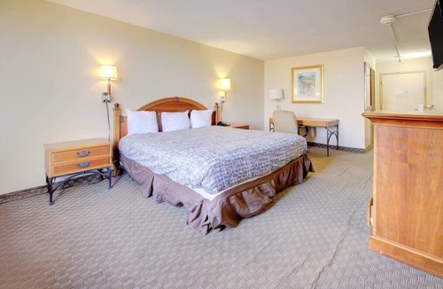 Duncanville Hotel | Clean and Simple Room with King Bed Perfect for Exploring Downtown Dallas