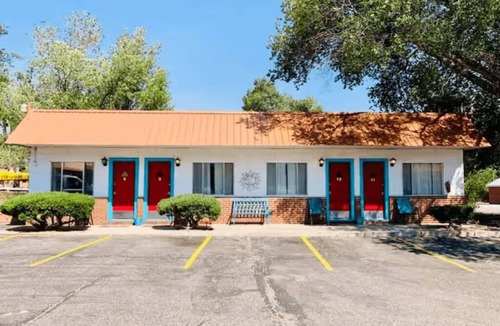 Salida Hotel | Clean, central, Retro Inspired Salida Motel room 2