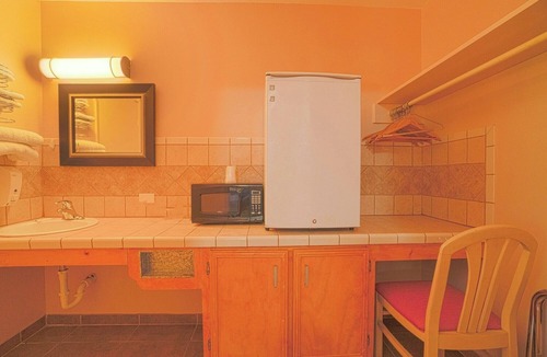 Weslaco Hotel | Clean King Room – Convenient Stay Near Mayor Pablo Peña Park & Attractions