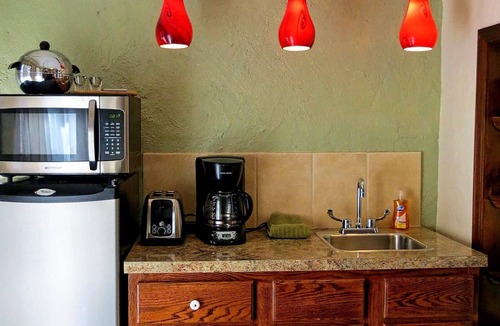 Eureka Springs Historic District Hotel | CLIFFSIDE SUITE, JACUZZI, BALCONY, ONLY HOTEL WITH PARKING LOT RIGHT DOWNTOWN.
