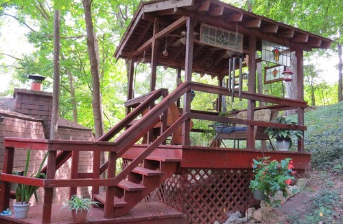 Eureka Springs Historic District Hotel | CLIFFSIDE SUITE, JACUZZI, BALCONY, ONLY HOTEL WITH PARKING LOT RIGHT DOWNTOWN.