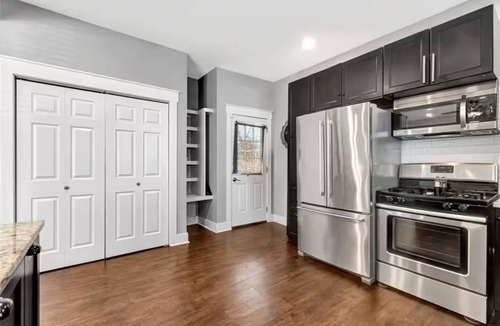 Greater East End House | Close to Downtown/King Bed/Fast Wi-Fi/Smart TV's