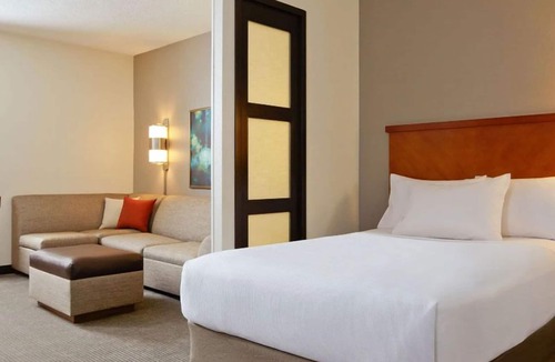 St. Johns Hotel | Close to Entertainment and Fun! Everything is bigger in Texas! Free Parking!