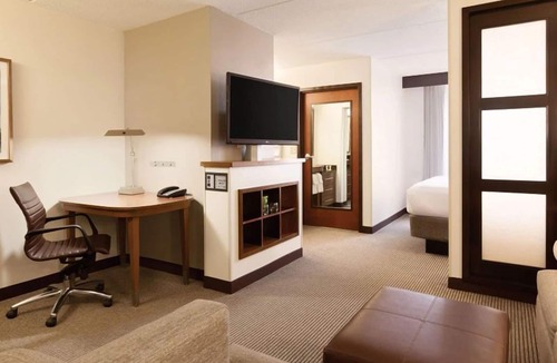 St. Johns Hotel | Close to Entertainment and Fun! Everything is bigger in Texas! Free Parking!