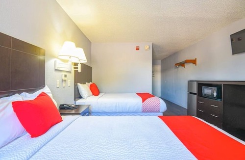Irving Hotel | Close to Irving Arts Center | Affordable 2-Bed Double | Seasonal Outdoor Pool