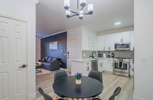 Glendale Sports and Entertainment District Apartment | Close To Westgate Stadium | Pool Parking Gym W/D