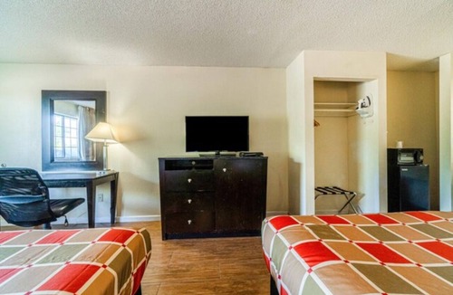 Port Lavaca Hotel | Coastal Explorer Room w/Onsite Seasonal Pool | Minutes to Lighthouse Beach