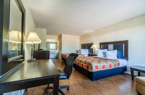 Port Lavaca Hotel | Coastal Explorer Room w/Onsite Seasonal Pool | Minutes to Lighthouse Beach