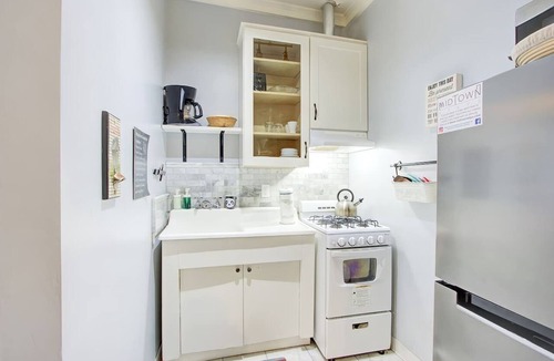 Midtown Apartment | Colonial-Inspired Stay: Near Arts, Music & History