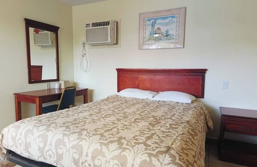 Pharr Hotel | Comfort Meets Convenience: Queen Bedroom w/Free Wi-Fi & Close to La Plaza Mall
