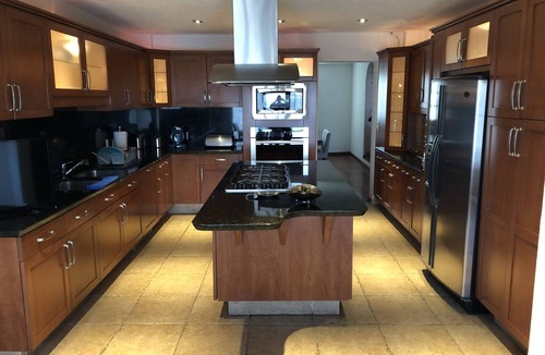 Ciudad Lopez Mateos House | Comfortable Bedroom 2, King size bed, closet, private bathroom and Smart TV 50"