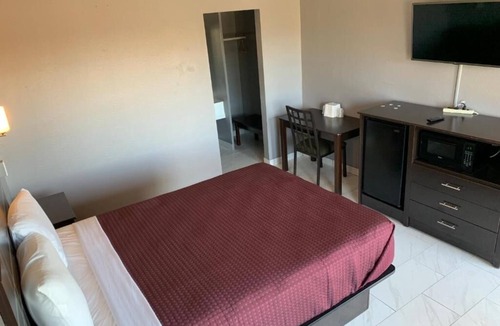 Beeville Hotel | Comfortable & Budget-Friendly Room w/Free Parking – Perfect for Pet Owners