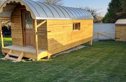 Dallon Cottage | Comfortable caravan close to town (pets welcome)