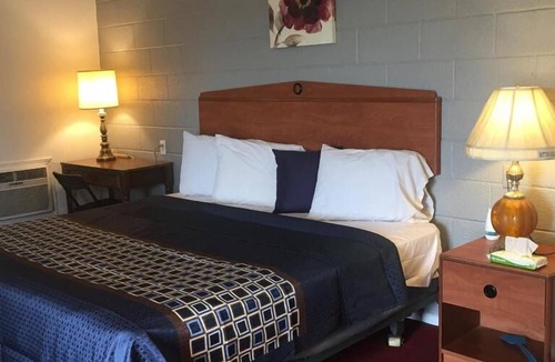Fairview Hotel | Comfortable Countryside Stay in Knights Inn Fairview! Free Parking, Pets Allowed