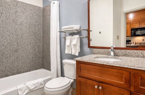Denham Springs Hotel | Comfortable Family Suite w/Kitchenette Near Shopping & I-12 Corridor - 2 Units