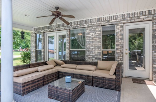 Bullard House | Comfortable & Family Friendly Lake Front Ranch that Sleeps 10